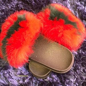 Fits a woman’s 8/8.5 fluffy slides